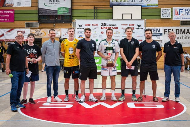 Handball, Lindencup, TV Hüttenberg - Pfadi Winterthur #2 08.08.2026, xovx, Handball Lindencup, HSG Wetzlar - HSC 2000 Coburg Siegerehrung des Lindencups 2026, neben den Vertretern der HSG Linden, Bürgermeister Fabian Wedemann (3.v.l.), Jakob Knauer (HSC Coburg, 4.v.l.), David Kuntscher (TV Hüttenberg, 5.v.l.), Dominik Mappes (HSG Wetzlar, Mitte), Leonard Grazioli (Pfadi Winterthur, 3.v.r.), Lasse Ohl (TV Hüttenberg, 2.v.r.). Linden Stadthalle Hessen Deutschland (DE) *** August 8, 2026, xovx, Lindencup Handball Tournament, HSG Wetzlar vs. HSC 2000 Coburg; 2026 Lindencup Award Ceremony, alongside representatives from HSG Linden: Mayor Fabian Wedemann (third from left), Jakob Knauer, HSC Coburg, 4th from left, David Kuntscher, TV Hüttenberg, 5th from left, Dominik Mappes, HSG Wetzlar, center, Leonard Grazioli, Winterthur Scouts, 3rd from right, Lasse Ohl, TV Hüttenberg, 2nd from right; Linden City Hall, Hesse, Germany, DE