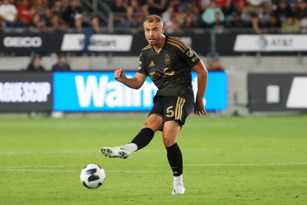 Ryan Porteous of Los Angeles FC controls the ball during a Leagues Cup match between Toluca and Los Angeles FC at BMO Stadium in Los Angeles, USA, 08 August 2026. Leagues Cup: Toluca vs Los Angeles FC !ACHTUNG: NUR REDAKTIONELLE NUTZUNG!  Copyright: xOmarxAlonsox AME7379 20260809-55021103685_1