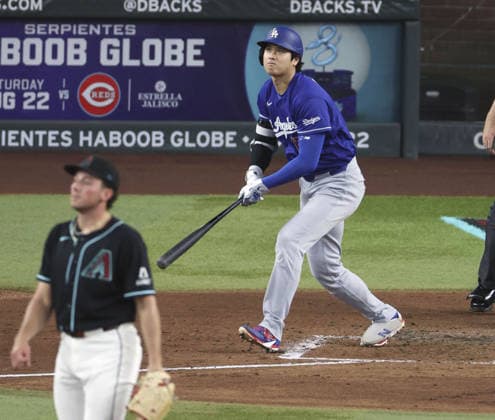 Baseball: Dodgers vs. Diamondbacks Los Angeles Dodgers designated hitter Shohei Ohtani flies out in the fourth inning of a baseball game against the Arizona Diamondbacks at Chase Field in Phoenix, Arizona, on Aug. 8, 2026.  A14AA0005625377P