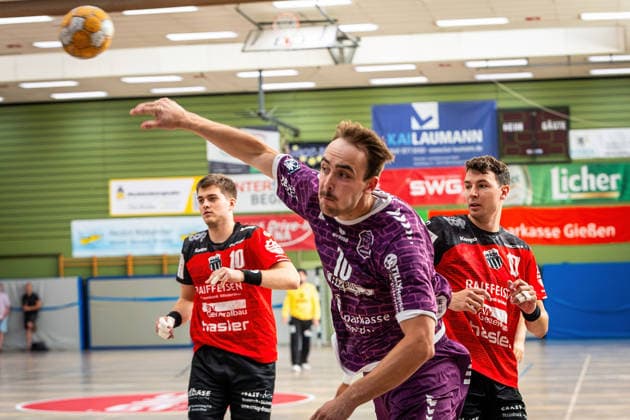Handball, Lindencup, TV Hüttenberg - Pfadi Winterthur #2 08.08.2026, xovx, Handball Lindencup, TV Hüttenberg - Pfadi Winterthur v.l. Ivan Simic (Pfadi Winterthur), Paul Ohl (TV Hüttenberg), Lukas Heer (Pfadi Winterthur) Linden Stadthalle Hessen Deutschland (DE) *** August 8, 2026, xovx, Lindencup Handball Tournament, TV Hüttenberg vs. Pfadi Winterthur; from left: Ivan Simic (Pfadi Winterthur), Paul Ohl (TV Hüttenberg), Lukas Heer (Pfadi Winterthur); Linden Stadthalle, Hesse, Germany, DE