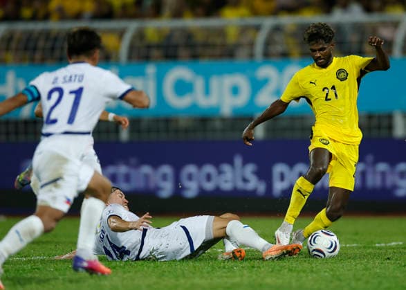 Fußball, ASEAN Hyundai Cup, Malaysia - Philippinen ASEAN Hyundai Cup 2026 Malaysia Vs Philippines in Kuala Lumpur, Malaysia - 8 Aug 2026 Pavithran Gunalan of Malaysia (R) and Oskari Johannes Orevillo Kekkonen known as Oskari Kekkonen of Philippines (C) seen in action during the ASEAN Hyundai Cup 2026 match between Malaysia and Philippines at Kuala Lumpur Football Stadium, Cheras. Final score; Malaysia 1:0 Philippines. Kuala Lumpur Malaysia Copyright: xWongxFokxLoyx xSOPAxImagesx 20260808_AFW_2662 copy