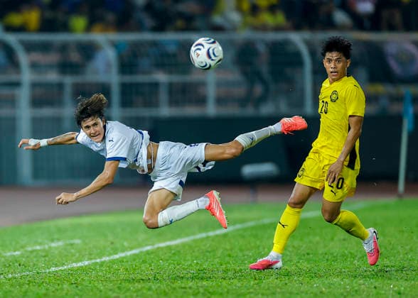 Fußball, ASEAN Hyundai Cup, Malaysia - Philippinen ASEAN Hyundai Cup 2026 Malaysia Vs Philippines in Kuala Lumpur, Malaysia - 8 Aug 2026 Muhammad Syafiq Bin Ahmad known as Syafiq Ahmad of Malaysia (R) and Gavin Muens of Philippines seen in action during the ASEAN Hyundai Cup 2026 match between Malaysia and Philippines at Kuala Lumpur Football Stadium, Cheras. Final score; Malaysia 1:0 Philippines. Kuala Lumpur Malaysia Copyright: xWongxFokxLoyx xSOPAxImagesx 20260808_AFW_3250 copy