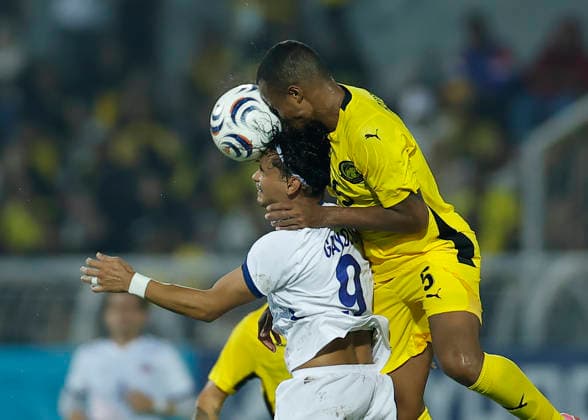 Fußball, ASEAN Hyundai Cup, Malaysia - Philippinen ASEAN Hyundai Cup 2026 Malaysia Vs Philippines in Kuala Lumpur, Malaysia - 8 Aug 2026 Rodney Celvin Akwensivie known as Rodney Celvin of Malaysia (R) and Jarvie August Ocampo Gayoso known as Jarvey of Philippines seen in action during the ASEAN Hyundai Cup 2026 match between Malaysia and Philippines at Kuala Lumpur Football Stadium, Cheras. Final score; Malaysia 1:0 Philippines. Kuala Lumpur Malaysia Copyright: xWongxFokxLoyx xSOPAxImagesx 20260808_AFW_3303 copy