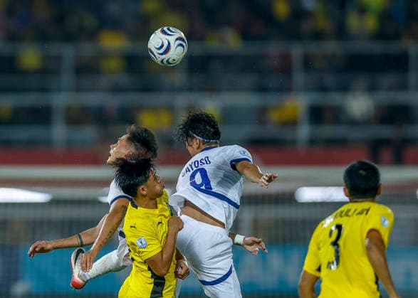 Fußball, ASEAN Hyundai Cup, Malaysia - Philippinen ASEAN Hyundai Cup 2026 Malaysia Vs Philippines in Kuala Lumpur, Malaysia - 8 Aug 2026 Jarvie August Ocampo Gayoso known as Jarvey of Philippines (R) and Muhammad Syafiq Bin Ahmad known as Syafiq Ahmad of Malaysia (C) seen in action during the ASEAN Hyundai Cup 2026 match between Malaysia and Philippines at Kuala Lumpur Football Stadium, Cheras. Final score; Malaysia 1:0 Philippines. Kuala Lumpur Malaysia Copyright: xWongxFokxLoyx xSOPAxImagesx 20260808_AFW_3544 copy