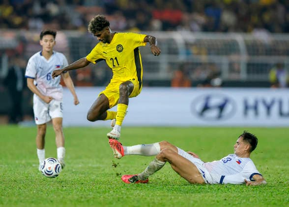 Fußball, ASEAN Hyundai Cup, Malaysia - Philippinen ASEAN Hyundai Cup 2026 Malaysia Vs Philippines in Kuala Lumpur, Malaysia - 8 Aug 2026 Pavithran Gunalan of Malaysia (L) and Christian Mangaron Rontini known as Christian Rontini of Philippines seen in action during the ASEAN Hyundai Cup 2026 match between Malaysia and Philippines at Kuala Lumpur Football Stadium, Cheras. Final score; Malaysia 1:0 Philippines. Kuala Lumpur Malaysia Copyright: xWongxFokxLoyx xSOPAxImagesx 20260808_AFW_3628 copy
