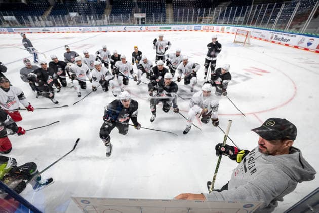 Eishockey, DEL, Nürnberg Ice Tigers, Trainingsauftakt 08.08.2026 - Eishockey - Saison 2026 2027 - Penny DEL - Trainingsauftakt der Nürnberg Ice Tigers Icetigers - ThHa - xthxhax - Die Mannschaft vor Jochen Hecht (Co-Trainer, Nürnberg Ice Tigers, NIT ) an der Taktiktafel *** August 8, 2026 Ice Hockey Season 2026–2027 Penny DEL Start of Training for the Nuremberg Ice Tigers Icetigers ThHa xthxhax The team with Jochen Hecht, assistant coach of the Nuremberg Ice Tigers (NIT), at the playboard