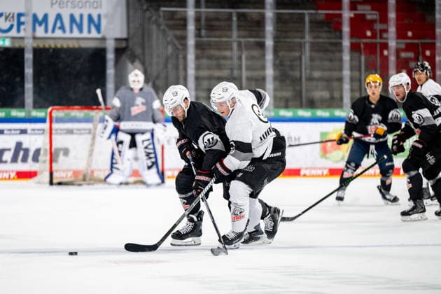 Eishockey, DEL, Nürnberg Ice Tigers, Trainingsauftakt 08.08.2026 - Eishockey - Saison 2026 2027 - Penny DEL - Trainingsauftakt der Nürnberg Ice Tigers Icetigers - ThHa - xthxhax - Samuel Dove McFalls (75, Nürnberg Ice Tigers, NIT ), Thomas Heigl (49, Nürnberg Ice Tigers, NIT ) *** August 8, 2026, 2026–2027 Ice Hockey Season, Penny DEL, Start of Training for the Nuremberg Ice Tigers, Icetigers ThHa xthxhax, Samuel Dove McFalls 75, Nuremberg Ice Tigers, NIT, Thomas Heigl 49, Nuremberg Ice Tigers, NIT