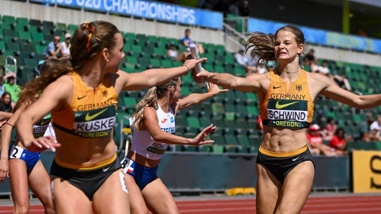 Leichtathletik, U20 WM in Eugene #2 World Athletics U20 Championships Oregon 2026 EUGENE, UNITED STATES OF AMERICA - AUGUST 8, 2026 : Eni Kuske, Hannah Schwind (GER) competing in the 4x400m during the World Athletics U20 Championships Oregon 2026 at Hayward Field on August 8, 2026 in Eugene, United States Of America. *** World Athletics U20 Championships, Oregon 2026 EUGENE, UNITED STATES OF AMERICA AUGUST 8, 2026 Eni Kuske and Hannah Schwind of Germany competing in the 4x400m during the World Athletics U20 Championships Oregon 2026 at Hayward Field on August 8, 2026, in Eugene, United States of America Copyright: xBEAUTIFULxSPORTS DecaxText&Bildx