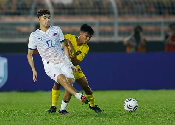 Fußball, ASEAN Hyundai Cup, Malaysia - Philippinen August 8, 2026, Kuala Lumpur, Malaysia: Cole Alexander Mrowka known as Cole Mrowka of Philippines (L) and Muhammad Alif Bin Ahmad known as Alif Ahmad of Malaysia seen in action during the ASEAN Hyundai Cup 2026 match between Malaysia and Philippines at Kuala Lumpur Football Stadium, Cheras. Final score; Malaysia 1:0 Philippines. ASEAN Hyundai Cup 2026 Malaysia Vs Philippines In Kuala Lumpur, Malaysia - 8 Aug 2026  - ZUMAs197 20260808_aaa_s197_246 Copyright: xWongxFokxLoyx