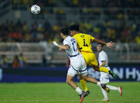 Fußball, ASEAN Hyundai Cup, Malaysia - Philippinen August 8, 2026, Kuala Lumpur, Malaysia: Muhammad Alif Bin Ahmad known as Alif Ahmad of Malaysia (R) and Cole Alexander Mrowka known as Cole Mrowka of Philippines seen in action during the ASEAN Hyundai Cup 2026 match between Malaysia and Philippines at Kuala Lumpur Football Stadium, Cheras. Final score; Malaysia 1:0 Philippines. ASEAN Hyundai Cup 2026 Malaysia Vs Philippines In Kuala Lumpur, Malaysia - 8 Aug 2026  - ZUMAs197 20260808_aaa_s197_251 Copyright: xWongxFokxLoyx