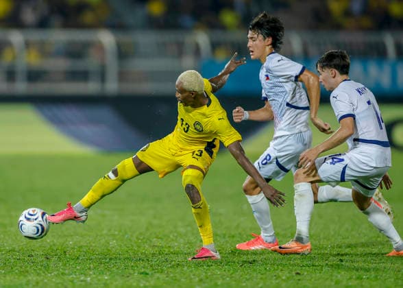 Fußball, ASEAN Hyundai Cup, Malaysia - Philippinen August 8, 2026, Kuala Lumpur, Malaysia: Oskari Johannes Orevillo Kekkonen known as Oskari Kekkonen (R), Gavin Muens (C) of Philippines and Mohamadou Sumareh of Malaysia (L) seen in action during the ASEAN Hyundai Cup 2026 match between Malaysia and Philippines at Kuala Lumpur Football Stadium, Cheras. Final score; Malaysia 1:0 Philippines. ASEAN Hyundai Cup 2026 Malaysia Vs Philippines In Kuala Lumpur, Malaysia - 8 Aug 2026  - ZUMAs197 20260808_aaa_s197_254 Copyright: xWongxFokxLoyx