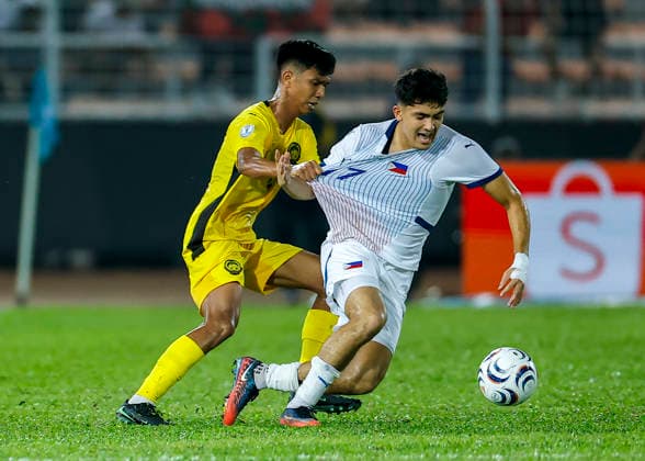 Fußball, ASEAN Hyundai Cup, Malaysia - Philippinen August 8, 2026, Kuala Lumpur, Malaysia: Cole Alexander Mrowka known as Cole Mrowka of Philippines (R) and Muhammad Alif Bin Ahmad known as Alif Ahmad of Malaysia seen in action during the ASEAN Hyundai Cup 2026 match between Malaysia and Philippines at Kuala Lumpur Football Stadium, Cheras. Final score; Malaysia 1:0 Philippines. ASEAN Hyundai Cup 2026 Malaysia Vs Philippines In Kuala Lumpur, Malaysia - 8 Aug 2026  - ZUMAs197 20260808_aaa_s197_262 Copyright: xWongxFokxLoyx