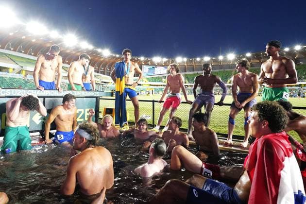 (260809) -- EUGENE, Aug. 9, 2026 -- Athletes of the men s decathlon gather to celebrate at the 2026 World U20 Athletics Championships in Eugene, Oregon, the United States, Aug. 8, 2026. ) (SP)U.S.-EUGENE-ATHLETICS-2026 WORLD U20 CHAMPIONSHIPS WuxXiaoling 