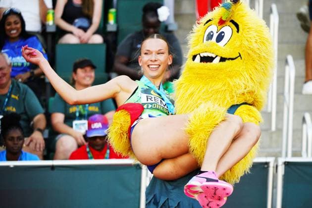 Leichtathletik, U20 WM in Eugene #3 (260809) -- EUGENE, Aug. 9, 2026 -- Ziva Remic (L) of Slovenia celebrates after the women s 800m final at the 2026 World U20 Athletics Championships in Eugene, Oregon, the United States, Aug. 8, 2026. ) (SP)U.S.-EUGENE-ATHLETICS-2026 WORLD U20 CHAMPIONSHIPS WuxXiaoling 