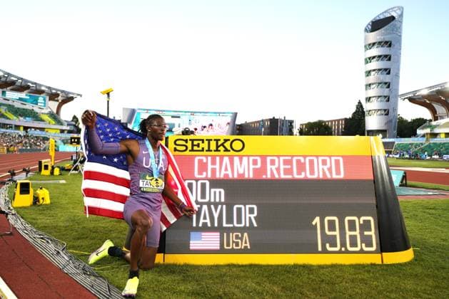 (260809) -- EUGENE, Aug. 9, 2026 -- Gold medalist Tate Taylor of the United States poses for photos with the record screen after the men s 200m final at the 2026 World U20 Athletics Championships in Eugene, Oregon, the United States, Aug. 8, 2026. ) (SP)U.S.-EUGENE-ATHLETICS-2026 WORLD U20 CHAMPIONSHIPS WuxXiaoling 