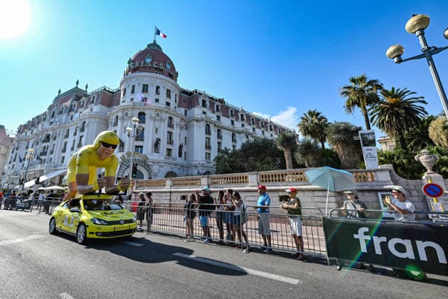 Ici, la caravane du Tour et le véhicule publicitaire du Crédit Lyonnais - 8ème étape du Tour de France Femmes avec Zwift avec l arrivée à Nice, le 8 août 2026. Les coureuses ont parcouru 172 km entre Sisteron et Nice et c est la Néerlandaise, championne d Europe, D.Vollering qui franchit la ligne d’arrivée en premier et reprend le maillot jaune à la Polonaise K.Niewiadoma (Canyon-SRAM), avec huit secondes d’avance. A Nice, sur le podium, elle est suivie par l’Italienne Elisa Longo Borghini et K.Niewiadoma. Bruno Bebert Bestimage The publicity caravan for Stage 8 of the Tour de France Femmes avec Zwift, finishing in Nice on August 8, 2026. The riders covered 172 km between Sisteron and Nice; Dutch rider and European champion D.Vollering crossed the finish line first, reclaiming the yellow jersey from Poland’s K.Niewiadoma (Canyon-SRAM) with an eight-second lead. On the podium in Nice, she was joined by Italy’s E.Longo Borghini and K.Niewiadoma. Nice France  Copyright: xBrunoxBebertx xBestimagexBrunoxBebertx xBestimagex