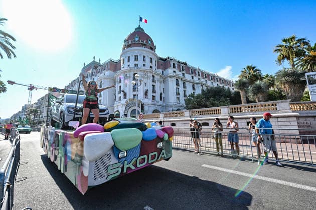 Ici, la caravane du Tour et le véhicule publicitaire Skoda - 8ème étape du Tour de France Femmes avec Zwift avec l arrivée à Nice, le 8 août 2026. Les coureuses ont parcouru 172 km entre Sisteron et Nice et c est la Néerlandaise, championne d Europe, D.Vollering qui franchit la ligne d’arrivée en premier et reprend le maillot jaune à la Polonaise K.Niewiadoma (Canyon-SRAM), avec huit secondes d’avance. A Nice, sur le podium, elle est suivie par l’Italienne Elisa Longo Borghini et K.Niewiadoma. Bruno Bebert Bestimage The publicity caravan for Stage 8 of the Tour de France Femmes avec Zwift, finishing in Nice on August 8, 2026. The riders covered 172 km between Sisteron and Nice; Dutch rider and European champion D.Vollering crossed the finish line first, reclaiming the yellow jersey from Poland’s K.Niewiadoma (Canyon-SRAM) with an eight-second lead. On the podium in Nice, she was joined by Italy’s E.Longo Borghini and K.Niewiadoma. Nice France  Copyright: xBrunoxBebertx xBestimagexBrunoxBebertx xBestimagex