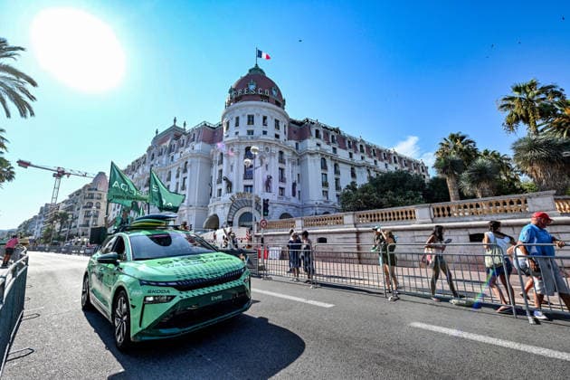 Ici, la caravane du Tour et le véhicule publicitaire Skoda - 8ème étape du Tour de France Femmes avec Zwift avec l arrivée à Nice, le 8 août 2026. Les coureuses ont parcouru 172 km entre Sisteron et Nice et c est la Néerlandaise, championne d Europe, D.Vollering qui franchit la ligne d’arrivée en premier et reprend le maillot jaune à la Polonaise K.Niewiadoma (Canyon-SRAM), avec huit secondes d’avance. A Nice, sur le podium, elle est suivie par l’Italienne Elisa Longo Borghini et K.Niewiadoma. Bruno Bebert Bestimage The publicity caravan for Stage 8 of the Tour de France Femmes avec Zwift, finishing in Nice on August 8, 2026. The riders covered 172 km between Sisteron and Nice; Dutch rider and European champion D.Vollering crossed the finish line first, reclaiming the yellow jersey from Poland’s K.Niewiadoma (Canyon-SRAM) with an eight-second lead. On the podium in Nice, she was joined by Italy’s E.Longo Borghini and K.Niewiadoma. Nice France  Copyright: xBrunoxBebertx xBestimagexBrunoxBebertx xBestimagex
