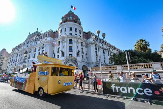 Ici, la caravane du Tour et le véhicule publicitaire Danette - 8ème étape du Tour de France Femmes avec Zwift avec l arrivée à Nice, le 8 août 2026. Les coureuses ont parcouru 172 km entre Sisteron et Nice et c est la Néerlandaise, championne d Europe, D.Vollering qui franchit la ligne d’arrivée en premier et reprend le maillot jaune à la Polonaise K.Niewiadoma (Canyon-SRAM), avec huit secondes d’avance. A Nice, sur le podium, elle est suivie par l’Italienne Elisa Longo Borghini et K.Niewiadoma. Bruno Bebert Bestimage The publicity caravan for Stage 8 of the Tour de France Femmes avec Zwift, finishing in Nice on August 8, 2026. The riders covered 172 km between Sisteron and Nice; Dutch rider and European champion D.Vollering crossed the finish line first, reclaiming the yellow jersey from Poland’s K.Niewiadoma (Canyon-SRAM) with an eight-second lead. On the podium in Nice, she was joined by Italy’s E.Longo Borghini and K.Niewiadoma. Nice France  Copyright: xBrunoxBebertx xBestimagexBrunoxBebertx xBestimagex