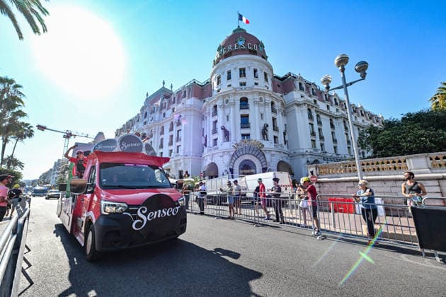 Ici, la caravane du Tour et le véhicule publicitaire Senséo - 8ème étape du Tour de France Femmes avec Zwift avec l arrivée à Nice, le 8 août 2026. Les coureuses ont parcouru 172 km entre Sisteron et Nice et c est la Néerlandaise, championne d Europe, D.Vollering qui franchit la ligne d’arrivée en premier et reprend le maillot jaune à la Polonaise K.Niewiadoma (Canyon-SRAM), avec huit secondes d’avance. A Nice, sur le podium, elle est suivie par l’Italienne Elisa Longo Borghini et K.Niewiadoma. Bruno Bebert Bestimage The publicity caravan for Stage 8 of the Tour de France Femmes avec Zwift, finishing in Nice on August 8, 2026. The riders covered 172 km between Sisteron and Nice; Dutch rider and European champion D.Vollering crossed the finish line first, reclaiming the yellow jersey from Poland’s K.Niewiadoma (Canyon-SRAM) with an eight-second lead. On the podium in Nice, she was joined by Italy’s E.Longo Borghini and K.Niewiadoma. Nice France  Copyright: xBrunoxBebertx xBestimagexBrunoxBebertx xBestimagex