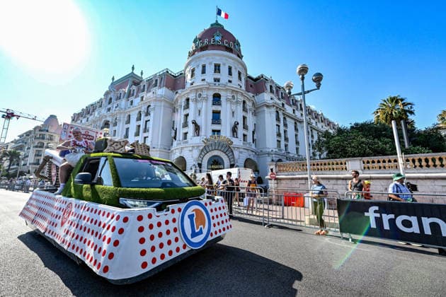 Ici, la caravane du Tour et le véhicule publicitaire Leclerc - 8ème étape du Tour de France Femmes avec Zwift avec l arrivée à Nice, le 8 août 2026. Les coureuses ont parcouru 172 km entre Sisteron et Nice et c est la Néerlandaise, championne d Europe, D.Vollering qui franchit la ligne d’arrivée en premier et reprend le maillot jaune à la Polonaise K.Niewiadoma (Canyon-SRAM), avec huit secondes d’avance. A Nice, sur le podium, elle est suivie par l’Italienne Elisa Longo Borghini et K.Niewiadoma. Bruno Bebert Bestimage The publicity caravan for Stage 8 of the Tour de France Femmes avec Zwift, finishing in Nice on August 8, 2026. The riders covered 172 km between Sisteron and Nice; Dutch rider and European champion D.Vollering crossed the finish line first, reclaiming the yellow jersey from Poland’s K.Niewiadoma (Canyon-SRAM) with an eight-second lead. On the podium in Nice, she was joined by Italy’s E.Longo Borghini and K.Niewiadoma. Nice France  Copyright: xBrunoxBebertx xBestimagexBrunoxBebertx xBestimagex