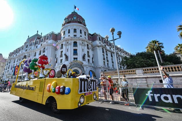 Ici, la caravane du Tour et le véhicule publicitaire M & M s - 8ème étape du Tour de France Femmes avec Zwift avec l arrivée à Nice, le 8 août 2026. Les coureuses ont parcouru 172 km entre Sisteron et Nice et c est la Néerlandaise, championne d Europe, D.Vollering qui franchit la ligne d’arrivée en premier et reprend le maillot jaune à la Polonaise K.Niewiadoma (Canyon-SRAM), avec huit secondes d’avance. A Nice, sur le podium, elle est suivie par l’Italienne Elisa Longo Borghini et K.Niewiadoma. Bruno Bebert Bestimage The publicity caravan for Stage 8 of the Tour de France Femmes avec Zwift, finishing in Nice on August 8, 2026. The riders covered 172 km between Sisteron and Nice; Dutch rider and European champion D.Vollering crossed the finish line first, reclaiming the yellow jersey from Poland’s K.Niewiadoma (Canyon-SRAM) with an eight-second lead. On the podium in Nice, she was joined by Italy’s E.Longo Borghini and K.Niewiadoma. Nice France  Copyright: xBrunoxBebertx xBestimagexBrunoxBebertx xBestimagex