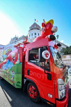 Ici, la caravane du Tour et le véhicule publicitaire La Vache qui Rit - 8ème étape du Tour de France Femmes avec Zwift avec l arrivée à Nice, le 8 août 2026. Les coureuses ont parcouru 172 km entre Sisteron et Nice et c est la Néerlandaise, championne d Europe, D.Vollering qui franchit la ligne d’arrivée en premier et reprend le maillot jaune à la Polonaise K.Niewiadoma (Canyon-SRAM), avec huit secondes d’avance. A Nice, sur le podium, elle est suivie par l’Italienne Elisa Longo Borghini et K.Niewiadoma. Bruno Bebert Bestimage The publicity caravan for Stage 8 of the Tour de France Femmes avec Zwift, finishing in Nice on August 8, 2026. The riders covered 172 km between Sisteron and Nice; Dutch rider and European champion D.Vollering crossed the finish line first, reclaiming the yellow jersey from Poland’s K.Niewiadoma (Canyon-SRAM) with an eight-second lead. On the podium in Nice, she was joined by Italy’s E.Longo Borghini and K.Niewiadoma. Nice France  Copyright: xBrunoxBebertx xBestimagexBrunoxBebertx xBestimagex