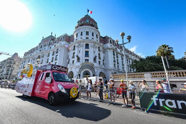 Ici, la caravane du Tour et le véhicule publicitaire Cofidis - 8ème étape du Tour de France Femmes avec Zwift avec l arrivée à Nice, le 8 août 2026. Les coureuses ont parcouru 172 km entre Sisteron et Nice et c est la Néerlandaise, championne d Europe, D.Vollering qui franchit la ligne d’arrivée en premier et reprend le maillot jaune à la Polonaise K.Niewiadoma (Canyon-SRAM), avec huit secondes d’avance. A Nice, sur le podium, elle est suivie par l’Italienne Elisa Longo Borghini et K.Niewiadoma. Bruno Bebert Bestimage The publicity caravan for Stage 8 of the Tour de France Femmes avec Zwift, finishing in Nice on August 8, 2026. The riders covered 172 km between Sisteron and Nice; Dutch rider and European champion D.Vollering crossed the finish line first, reclaiming the yellow jersey from Poland’s K.Niewiadoma (Canyon-SRAM) with an eight-second lead. On the podium in Nice, she was joined by Italy’s E.Longo Borghini and K.Niewiadoma. Nice France  Copyright: xBrunoxBebertx xBestimagexBrunoxBebertx xBestimagex