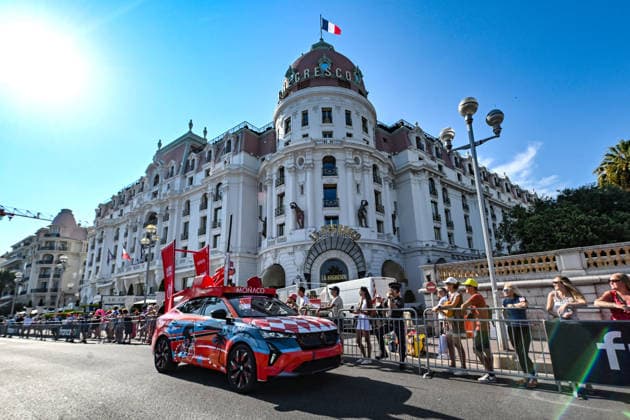 Ici, la caravane du Tour et le véhicule publicitaire au couleurs de la Vuelta, le tour cycliste d Espagne qui prendra le départ de Monaco le 26 août - 8ème étape du Tour de France Femmes avec Zwift avec l arrivée à Nice, le 8 août 2026. Les coureuses ont parcouru 172 km entre Sisteron et Nice et c est la Néerlandaise, championne d Europe, D.Vollering qui franchit la ligne d’arrivée en premier et reprend le maillot jaune à la Polonaise K.Niewiadoma (Canyon-SRAM), avec huit secondes d’avance. A Nice, sur le podium, elle est suivie par l’Italienne Elisa Longo Borghini et K.Niewiadoma. Bruno Bebert Bestimage The publicity caravan for Stage 8 of the Tour de France Femmes avec Zwift, finishing in Nice on August 8, 2026. The riders covered 172 km between Sisteron and Nice; Dutch rider and European champion D.Vollering crossed the finish line first, reclaiming the yellow jersey from Poland’s K.Niewiadoma (Canyon-SRAM) with an eight-second lead. On the podium in Nice, she was joined by Italy’s E.Longo Borghini and K.Niewiadoma. Nice France  Copyright: xBrunoxBebertx xBestimagexBrunoxBebertx xBestimagex