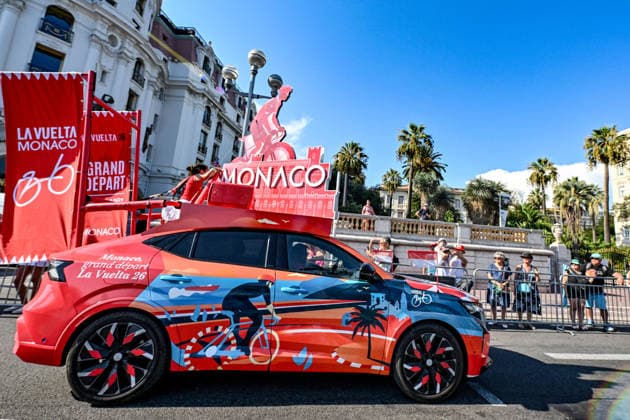 Ici, la caravane du Tour et le véhicule publicitaire au couleurs de la Vuelta, le tour cycliste d Espagne qui prendra le départ de Monaco le 26 août - 8ème étape du Tour de France Femmes avec Zwift avec l arrivée à Nice, le 8 août 2026. Les coureuses ont parcouru 172 km entre Sisteron et Nice et c est la Néerlandaise, championne d Europe, D.Vollering qui franchit la ligne d’arrivée en premier et reprend le maillot jaune à la Polonaise K.Niewiadoma (Canyon-SRAM), avec huit secondes d’avance. A Nice, sur le podium, elle est suivie par l’Italienne Elisa Longo Borghini et K.Niewiadoma. Bruno Bebert Bestimage The publicity caravan for Stage 8 of the Tour de France Femmes avec Zwift, finishing in Nice on August 8, 2026. The riders covered 172 km between Sisteron and Nice; Dutch rider and European champion D.Vollering crossed the finish line first, reclaiming the yellow jersey from Poland’s K.Niewiadoma (Canyon-SRAM) with an eight-second lead. On the podium in Nice, she was joined by Italy’s E.Longo Borghini and K.Niewiadoma. Nice France  Copyright: xBrunoxBebertx xBestimagexBrunoxBebertx xBestimagex