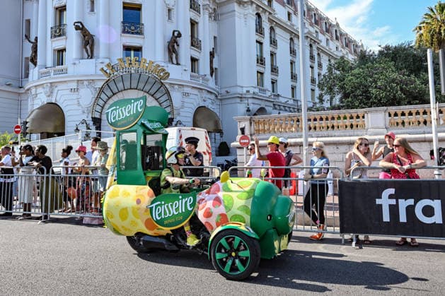 Ici, la caravane du Tour et le véhicule publicitaire des sirops Teisseire - 8ème étape du Tour de France Femmes avec Zwift avec l arrivée à Nice, le 8 août 2026. Les coureuses ont parcouru 172 km entre Sisteron et Nice et c est la Néerlandaise, championne d Europe, D.Vollering qui franchit la ligne d’arrivée en premier et reprend le maillot jaune à la Polonaise K.Niewiadoma (Canyon-SRAM), avec huit secondes d’avance. A Nice, sur le podium, elle est suivie par l’Italienne Elisa Longo Borghini et K.Niewiadoma. Bruno Bebert Bestimage The publicity caravan for Stage 8 of the Tour de France Femmes avec Zwift, finishing in Nice on August 8, 2026. The riders covered 172 km between Sisteron and Nice; Dutch rider and European champion D.Vollering crossed the finish line first, reclaiming the yellow jersey from Poland’s K.Niewiadoma (Canyon-SRAM) with an eight-second lead. On the podium in Nice, she was joined by Italy’s E.Longo Borghini and K.Niewiadoma. Nice France  Copyright: xBrunoxBebertx xBestimagexBrunoxBebertx xBestimagex