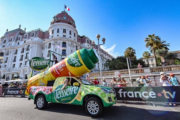 Ici, la caravane du Tour et le véhicule publicitaire des sirops Teisseire - 8ème étape du Tour de France Femmes avec Zwift avec l arrivée à Nice, le 8 août 2026. Les coureuses ont parcouru 172 km entre Sisteron et Nice et c est la Néerlandaise, championne d Europe, D.Vollering qui franchit la ligne d’arrivée en premier et reprend le maillot jaune à la Polonaise K.Niewiadoma (Canyon-SRAM), avec huit secondes d’avance. A Nice, sur le podium, elle est suivie par l’Italienne Elisa Longo Borghini et K.Niewiadoma. Bruno Bebert Bestimage The publicity caravan for Stage 8 of the Tour de France Femmes avec Zwift, finishing in Nice on August 8, 2026. The riders covered 172 km between Sisteron and Nice; Dutch rider and European champion D.Vollering crossed the finish line first, reclaiming the yellow jersey from Poland’s K.Niewiadoma (Canyon-SRAM) with an eight-second lead. On the podium in Nice, she was joined by Italy’s E.Longo Borghini and K.Niewiadoma. Nice France  Copyright: xBrunoxBebertx xBestimagexBrunoxBebertx xBestimagex