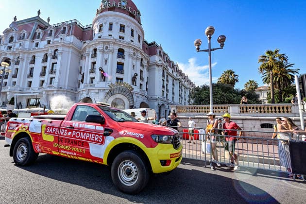 Ici, la caravane du Tour et le véhicule des pompiers - 8ème étape du Tour de France Femmes avec Zwift avec l arrivée à Nice, le 8 août 2026. Les coureuses ont parcouru 172 km entre Sisteron et Nice et c est la Néerlandaise, championne d Europe, D.Vollering qui franchit la ligne d’arrivée en premier et reprend le maillot jaune à la Polonaise K.Niewiadoma (Canyon-SRAM), avec huit secondes d’avance. A Nice, sur le podium, elle est suivie par l’Italienne Elisa Longo Borghini et K.Niewiadoma. Bruno Bebert Bestimage The publicity caravan for Stage 8 of the Tour de France Femmes avec Zwift, finishing in Nice on August 8, 2026. The riders covered 172 km between Sisteron and Nice; Dutch rider and European champion D.Vollering crossed the finish line first, reclaiming the yellow jersey from Poland’s K.Niewiadoma (Canyon-SRAM) with an eight-second lead. On the podium in Nice, she was joined by Italy’s E.Longo Borghini and K.Niewiadoma. Nice France  Copyright: xBrunoxBebertx xBestimagexBrunoxBebertx xBestimagex