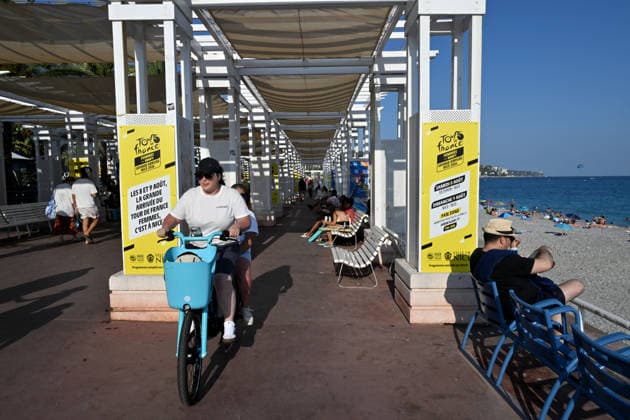 8ème étape du Tour de France Femmes avec Zwift avec l arrivée à Nice, le 8 août 2026. Les coureuses ont parcouru 172 km entre Sisteron et Nice et c est la Néerlandaise, championne d Europe, D.Vollering qui franchit la ligne d’arrivée en premier et reprend le maillot jaune à la Polonaise K.Niewiadoma (Canyon-SRAM), avec huit secondes d’avance. A Nice, sur le podium, elle est suivie par l’Italienne Elisa Longo Borghini et K.Niewiadoma. Bruno Bebert Bestimage Stage 8 of the Tour de France Femmes avec Zwift concluded in Nice on August 8, 2026. The riders covered 172 km between Sisteron and Nice, with Dutch European champion D. Vollering crossing the finish line first; she reclaimed the yellow jersey from Poland’s K. Niewiadoma (Canyon-SRAM), taking an eight-second lead. On the podium in Nice, she was joined by Italy’s Elisa Longo Borghini and K. Niewiadoma Nice France  Copyright: xBrunoxBebertx xBestimagexBrunoxBebertx xBestimagex