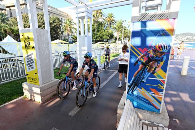 8ème étape du Tour de France Femmes avec Zwift avec l arrivée à Nice, le 8 août 2026. Les coureuses ont parcouru 172 km entre Sisteron et Nice et c est la Néerlandaise, championne d Europe, D.Vollering qui franchit la ligne d’arrivée en premier et reprend le maillot jaune à la Polonaise K.Niewiadoma (Canyon-SRAM), avec huit secondes d’avance. A Nice, sur le podium, elle est suivie par l’Italienne Elisa Longo Borghini et K.Niewiadoma. Bruno Bebert Bestimage Stage 8 of the Tour de France Femmes avec Zwift concluded in Nice on August 8, 2026. The riders covered 172 km between Sisteron and Nice, with Dutch European champion D. Vollering crossing the finish line first; she reclaimed the yellow jersey from Poland’s K. Niewiadoma (Canyon-SRAM), taking an eight-second lead. On the podium in Nice, she was joined by Italy’s Elisa Longo Borghini and K. Niewiadoma Nice France  Copyright: xBrunoxBebertx xBestimagexBrunoxBebertx xBestimagex