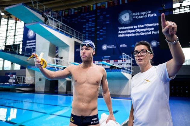 260809 Victor Johansson of Sweden eating a banana and head coach Martina Aronsson at a swimming training session during day ten of the 2026 European Aquatics Championships on August 9, 2026 in Saint-Denis. Photo: Joel Marklund BILDBYRAN kod JM JM0836 bbeng simning swimming svomming 2026 european aquatics championships em träning training practice Sverige Sweden banan *** August 9, 2026: Victor Johansson of Sweden eating a banana and head coach Martina Aronsson at a swimming training session during day ten of the 2026 European Aquatics Championships on August 9, 2026 in Saint Denis. Photo by Joel Marklund. BILDBYRAN code JM JM0836 bbeng swimming 2026 European Aquatics Championships EM training practice Sweden banana  Copyright: JOELxMARKLUND BB260809JM029