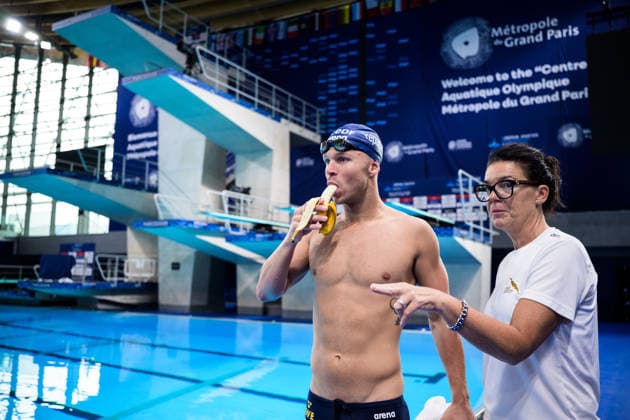 260809 Victor Johansson of Sweden eating a banana and head coach Martina Aronsson at a swimming training session during day ten of the 2026 European Aquatics Championships on August 9, 2026 in Saint-Denis. Photo: Joel Marklund BILDBYRAN kod JM JM0836 bbeng simning swimming svomming 2026 european aquatics championships em träning training practice Sverige Sweden banan *** August 9, 2026: Victor Johansson of Sweden eating a banana and head coach Martina Aronsson at a swimming training session during day ten of the 2026 European Aquatics Championships on August 9, 2026 in Saint Denis. Photo by Joel Marklund. BILDBYRAN code JM JM0836 bbeng swimming 2026 European Aquatics Championships EM training practice Sweden banana  Copyright: JOELxMARKLUND BB260809JM028