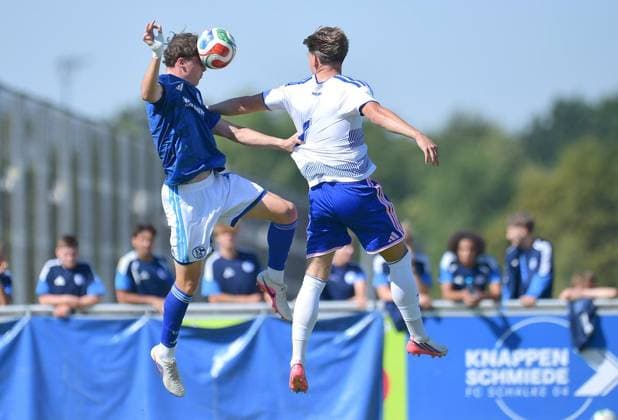 Schalke 04 U19 - MSV Duisburg U19 ** NUR FÜR REDAKTIONELLE ZWECKE ** EDITORIAL USE ONLY **<p>Fußball U19 DFB-Nachwuchsliga - Vorrunde Gruppe H 1.SPIELTAG: Schalke 04 U19 - MSV Duisburg U19 am 09.08.2026 im Parkstadion in Gelsenkirchen Lasse Deutschbein ( Schalke 04 U19 ), links - Hannes Krasenbrink ( MSV Duisburg U19 ), rechts Deutschland Nordrhein-Westfalen Gelsenkirchen Copyright: ThorstenxTillmann *** Schalke 04 U19 vs. MSV Duisburg U19 ** FOR EDITORIAL PURPOSES ONLY ** EDITORIAL USE ONLY ** p Soccer U19 DFB Youth League Preliminary Round Group H Matchday 1 Schalke 04 U19 vs. MSV Duisburg U19 on August 9, 2026, at the Parkstadion in Gelsenkirchen Lasse Deutschbein, Schalke 04 U19, on the left: Hannes Krasenbrink, MSV Duisburg U19; on the right: Gelsenkirchen, North Rhine-Westphalia, Germany. Copyright ThorstenxTillmann Copyright: ThorstenxTillmann doc872zb08og8grlk8fpss ,EDITORIAL USE ONLY