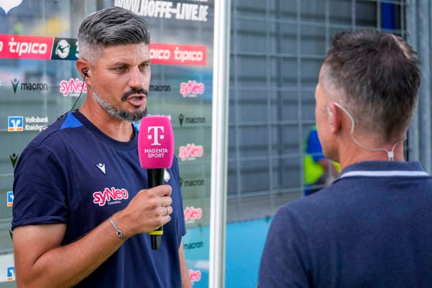 Stefan Kleineheismann (Trainer, Cheftrainer, TSG II), Einzelbild, Einzelfoto, Aktion, Action, mit Mikrofon beim Interview mit Magenta (magentaSport), TV, Fernsehen, 09.08.2026, Sinsheim (Deutschland), Fussball, 3. Liga, TSG 1899 Hoffenheim II - Hansa Rostock, DFB DFL REGULATIONS PROHIBIT ANY USE OF PHOTOGRAPHS AS IMAGE SEQUENCES AND OR QUASI-VIDEO. *** Stefan Kleineheismann, Coach, Head Coach, TSG II, single image, single photo, action, with a microphone during an interview with Magenta Sport (magentaSport), TV, television, August 9, 2026, Sinsheim, Germany, soccer, 3rd League, TSG 1899 Hoffenheim II vs. Hansa Rostock, DFB and DFL regulations prohibit any use of photographs as image sequences and or quasi-video xozx