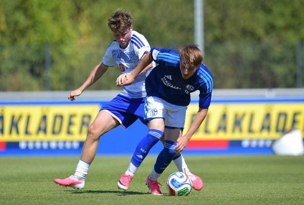 Schalke 04 U19 - MSV Duisburg U19 ** NUR FÜR REDAKTIONELLE ZWECKE ** EDITORIAL USE ONLY **<p>Fußball U19 DFB-Nachwuchsliga - Vorrunde Gruppe H 1.SPIELTAG: Schalke 04 U19 - MSV Duisburg U19 am 09.08.2026 im Parkstadion in Gelsenkirchen Rafael Czulak ( Schalke 04 U19 ), vorne - Adrian Gorczycki ( MSV Duisburg U19 ), hinten Deutschland Nordrhein-Westfalen Gelsenkirchen Copyright: ThorstenxTillmann *** Schalke 04 U19 vs. MSV Duisburg U19 ** FOR EDITORIAL PURPOSES ONLY ** EDITORIAL USE ONLY ** p Soccer U19 DFB Youth League Preliminary Round Group H Matchday 1 Schalke 04 U19 vs. MSV Duisburg U19 on August 9, 2026, at the Parkstadion in Gelsenkirchen Rafael Czulak Schalke 04 U19, in the foreground: Adrian Gorczycki (MSV Duisburg U19), in the background: Germany, North Rhine-Westphalia, Gelsenkirchen. Copyright ThorstenxTillmann Copyright: ThorstenxTillmann doc872zvd1sxt0z4r6s143a ,EDITORIAL USE ONLY