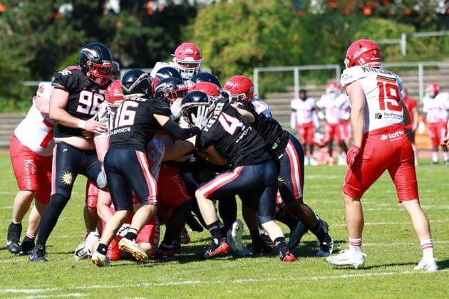 The run of Chrisman Kyei (Potsdam Royals, 2) is stoped by Defence, Düsseldorf Panther vs Potsdam Royals, American Football, GFL, German Football League, Season 2026, Week 14, 08.08.2026, Photo: PFA Klaus Sack Düsseldorf Stadion VfL Benrath NRW Deutschland Copyright: xFootxBowl KlausxSackx