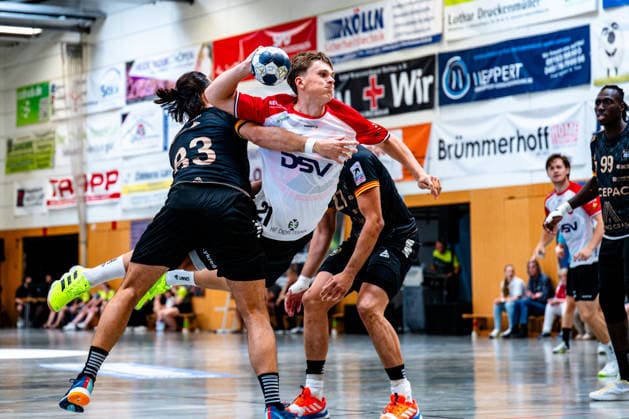 09.08.2026, xdobgx, Handball Heide-Cup 2026, HOJ Elite - Provence Aix v.l. Lucas De La Breteche (PAUC Handball, 83) Marius Norsoller (HoJ Elite, 21) beim Wurf, in action, throwing Schneverdingen *** August 9, 2026, xdobgx, 2026 Heide Cup Handball, HOJ Elite Provence Aix vs. Lucas De La Breteche PAUC Handball, 83 Marius Norsoller (HOJ Elite), 21 taking a shot, in action, shooting at Schneverdingen