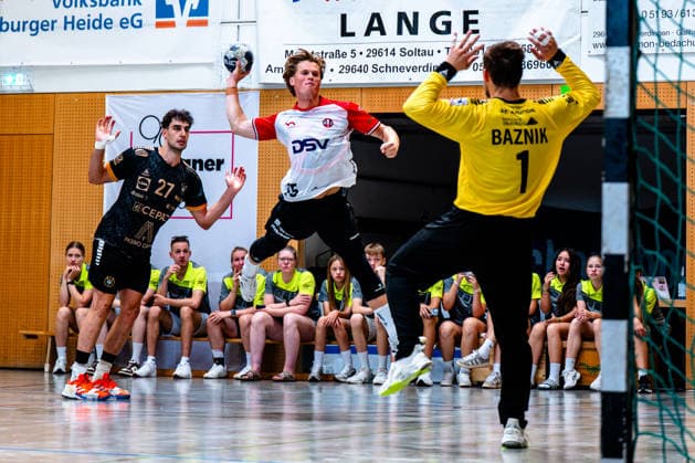 09.08.2026, xdobgx, Handball Heide-Cup 2026, HOJ Elite - Provence Aix v.l. Nikoloz Kalandadze (PAUC Handball, 27), Lukas Karlskov (HoJ Elite, 15) beim Wurf, in action, throwing, Joze Baznik (PAUC Handball, 1) Schneverdingen *** August 9, 2026, xdobgx, 2026 Heide Cup Handball, HOJ Elite Provence Aix vs. Nikoloz Kalandadze PAUC Handball, 27, Lukas Karlskov HoJ Elite, 15 on a shot, in action, throwing, Joze Baznik PAUC Handball, 1 Schneverdingen