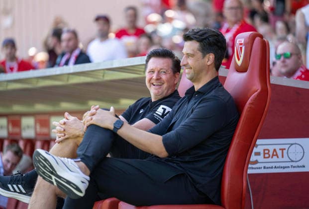 Fussball, Herren, Saison 2026 2027, 2. Bundesliga (1. Spieltag), FC Energie Cottbus - Hannover 96, v.l. Trainer Christian Titz (Hannover), Geschäftsführer Jonas Boldt (Hannover) auf der Bank, 09.08. 2026, *** Soccer, Men s, 2026–2027 Season, 2. Bundesliga, Matchday 1, FC Energie Cottbus vs. Hannover 96; from left: Coach Christian Titz (Hannover) and Sporting Director Jonas Boldt (Hannover) on the bench, August 9, 2026, Copyright: xSebastianxRäppold MatthiasxKochx
