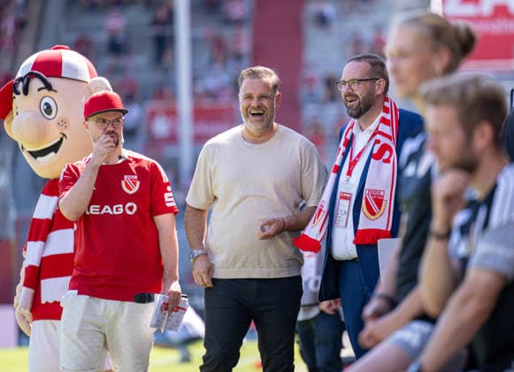 Fussball, Herren, Saison 2026 2027, 2. Bundesliga (1. Spieltag), FC Energie Cottbus - Hannover 96, v.l. Präsident Sebastian Lemke (Energie Cottbus) Gordon Hoffmann (Brandenburgs Minister für Bildung, Jugend und , 09.08. 2026, *** Soccer, Men s, 2026–2027 Season, 2. Bundesliga, Matchday 1, FC Energie Cottbus vs. Hannover 96; from left: Sebastian Lemke, President of Energie Cottbus; Gordon Hoffmann, Brandenburg s Minister of Education, Youth, and Sports; August 9, 2026; Copyright: xSebastianxRäppold MatthiasxKochx