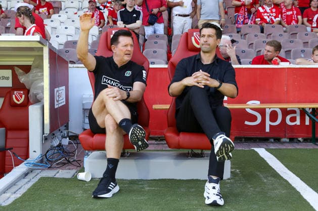 09.08.2026, xtgx, Fussball - 2.Bundesliga Energie Cottbus - Hannover 96 emspor, v.l. Christian Titz (Hannover, Trainer) und Jonas Boldt (Hannover, Geschäftsführer DFL DFB REGULATIONS PROHIBIT ANY USE OF PHOTOGRAPHS as IMAGE SEQUENCES and or QUASI-VIDEO) Cottbus *** August 9, 2026, xtgx, Soccer 2. Bundesliga Energie Cottbus Hannover 96 emspor, from left: Christian Titz (Hannover), coach, and Jonas Boldt (Hannover), sporting director DFL DFB REGULATIONS PROHIBIT ANY USE OF PHOTOGRAPHS AS IMAGE SEQUENCES AND OR QUASI-VIDEO Cottbus