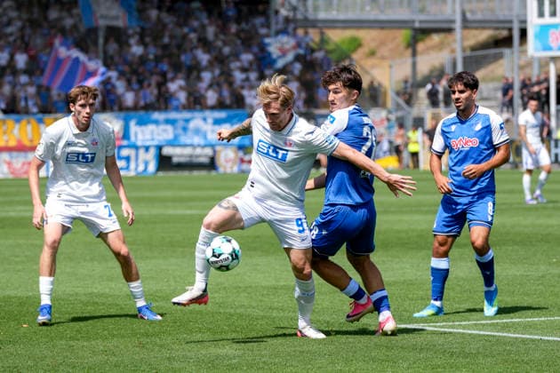 v.li.: Andreas Voglsammer (Rostock, 9), Florian Micheler (TSG II, 28), Zweikampf, Spielszene, Duell, duel, tackle, tackling, Dynamik, Action, Aktion, 09.08.2026, Sinsheim (Deutschland), Fussball, 3. Liga, TSG 1899 Hoffenheim II - Hansa Rostock, DFB DFL REGULATIONS PROHIBIT ANY USE OF PHOTOGRAPHS AS IMAGE SEQUENCES AND OR QUASI-VIDEO. *** From left: Andreas Voglsammer (Rostock), 9; Florian Micheler (TSG II), 28; tackle, game scene, duel, tackle, tackling, dynamism, action, 09 08 2026, Sinsheim, Germany, soccer, 3rd Division, TSG 1899 Hoffenheim II vs. Hansa Rostock, DFB and DFL regulations prohibit any use of photographs as image sequences and or quasi-video xozx