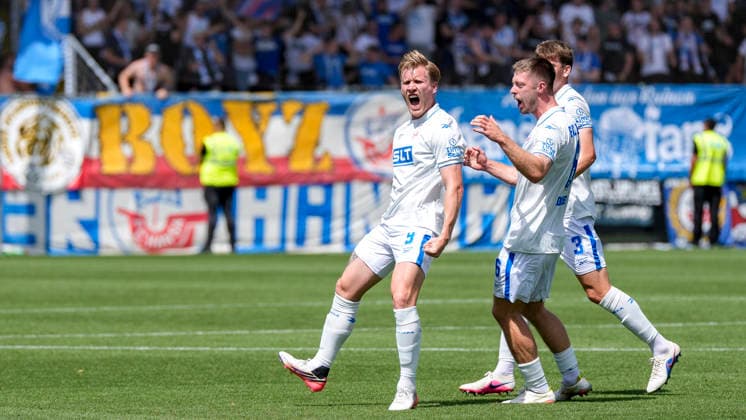 v.li.: Torschütze Andreas Voglsammer (Rostock, 9), Jonas Dirkner (Rostock, 6), Florian Bohnert (Rostock, 3), Spieler vom F.C. Hansa Rostock, jubeln über das Tor zum 0:1, Jubel, Torjubel, Torerfolg, celebrate the goal, goal, celebration, jubelt ueber das Tor, Freuen, Freude, freut sich, optimistisch, positiv, Spielszene, Highlight, Action, Aktion, 09.08.2026, Sinsheim (Deutschland), Fussball, 3. Liga, TSG 1899 Hoffenheim II - Hansa Rostock, DFB DFL REGULATIONS PROHIBIT ANY USE OF PHOTOGRAPHS AS IMAGE SEQUENCES AND OR QUASI-VIDEO. *** From left: Goal scorer Andreas Voglsammer (Rostock, 9), Jonas Dirkner (Rostock, 6), Florian Bohnert (Rostock, 3), players from FC Hansa Rostock, celebrating the 0-1 goal, Celebration, goal celebration, scoring a goal, celebrate the goal, goal, celebration, celebrating the goal, joy, happiness, happy, optimistic, positive, game scene, highlight, action, 09 08 2026, Sinsheim, Germany, soccer, 3rd Division, TSG 1899 Hoffenheim II vs. Hansa Rostock, DFB and DFL regulations prohibit any use of photographs as image sequences and or quasi-video xozx