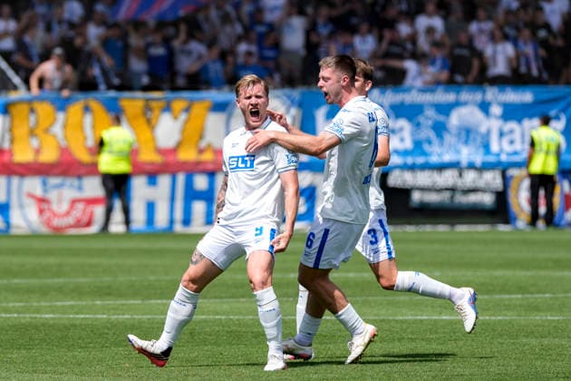 v.li.: Torschütze Andreas Voglsammer (Rostock, 9), Jonas Dirkner (Rostock, 6), Florian Bohnert (Rostock, 3), Spieler vom F.C. Hansa Rostock, jubeln über das Tor zum 0:1, Jubel, Torjubel, Torerfolg, celebrate the goal, goal, celebration, jubelt ueber das Tor, Freuen, Freude, freut sich, optimistisch, positiv, Spielszene, Highlight, Action, Aktion, 09.08.2026, Sinsheim (Deutschland), Fussball, 3. Liga, TSG 1899 Hoffenheim II - Hansa Rostock, DFB DFL REGULATIONS PROHIBIT ANY USE OF PHOTOGRAPHS AS IMAGE SEQUENCES AND OR QUASI-VIDEO. *** From left: Goal scorer Andreas Voglsammer (Rostock, 9), Jonas Dirkner (Rostock, 6), Florian Bohnert (Rostock, 3), players from FC Hansa Rostock, celebrating the 0-1 goal, Celebration, goal celebration, scoring a goal, celebrate the goal, goal, celebration, celebrating the goal, joy, happiness, happy, optimistic, positive, game scene, highlight, action, 09 08 2026, Sinsheim, Germany, soccer, 3rd Division, TSG 1899 Hoffenheim II vs. Hansa Rostock, DFB and DFL regulations prohibit any use of photographs as image sequences and or quasi-video xozx