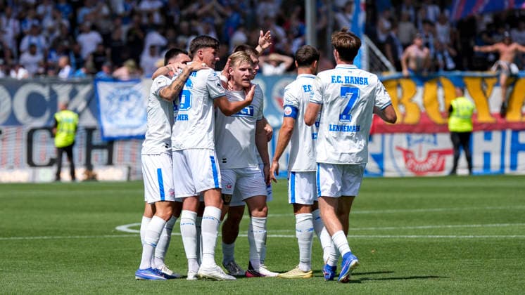 Spieler vom F.C. Hansa Rostock, jubeln über das Tor zum 0:1, Jubel, Torjubel, Torerfolg, celebrate the goal, goal, celebration, jubelt ueber das Tor, Freuen, Freude, freut sich, optimistisch, positiv, Spielszene, Highlight, Action, Aktion, 09.08.2026, Sinsheim (Deutschland), Fussball, 3. Liga, TSG 1899 Hoffenheim II - Hansa Rostock, DFB DFL REGULATIONS PROHIBIT ANY USE OF PHOTOGRAPHS AS IMAGE SEQUENCES AND OR QUASI-VIDEO. *** Players from F.C. Hansa Rostock celebrate the goal that makes the score 0–1, Celebration, goal celebration, goal scored, celebrating the goal, goal, celebration, celebrating the goal, joy, happiness, happy, optimistic, positive, game scene, highlight, action, 09 08 2026, Sinsheim, Germany, soccer, 3rd Division, TSG 1899 Hoffenheim II vs. Hansa Rostock, DFB and DFL regulations prohibit any use of photographs as image sequences and or quasi-video xozx